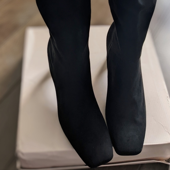 NIB! Be casual or dressy ready in these stylish black heeled boots. - Picture 7 of 8